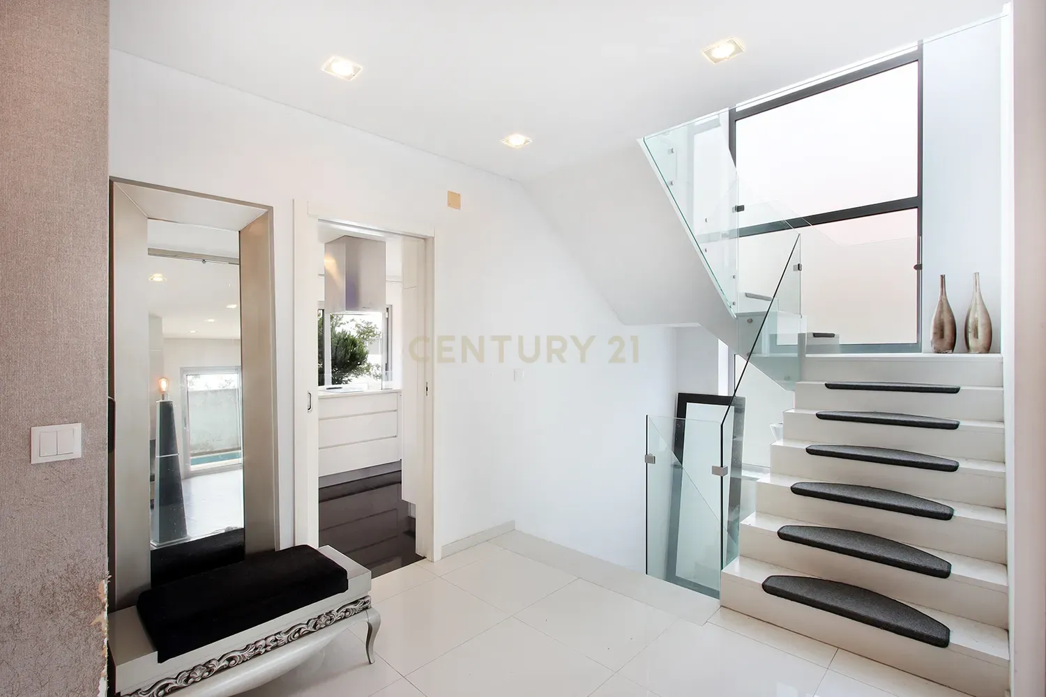 Fotografia 7 de Moradia Isolada T4 Moderna com Piscina Privada, Jardim e Garagem Ampla na Pontinha