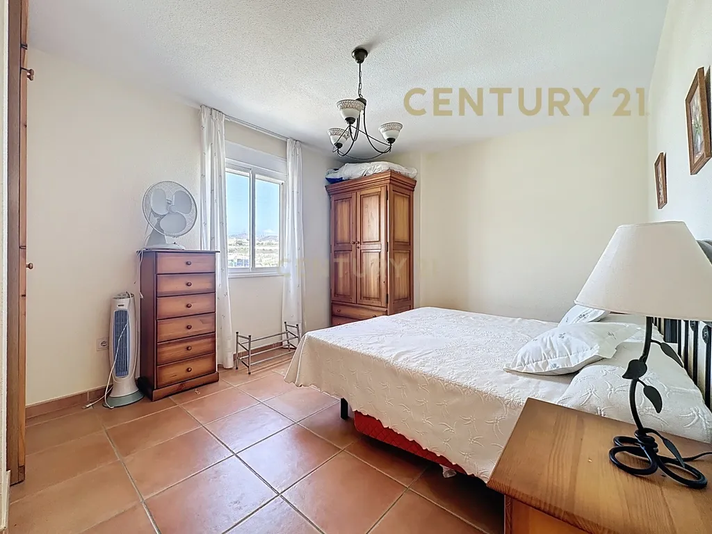 Apartamento de um quarto para arrendar em Torrox Costa com terraço e piscina - Image 5