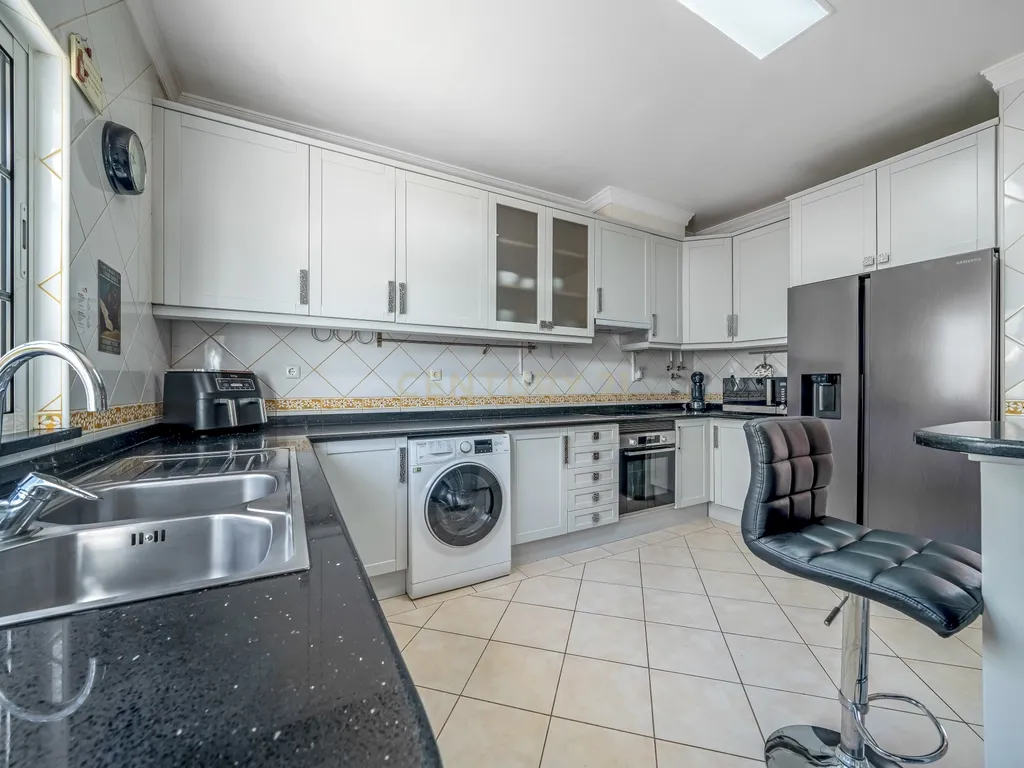 Moradia T4 com piscina, jacuzzi e garagem em Vale Pedras, Albufeira - Image 8