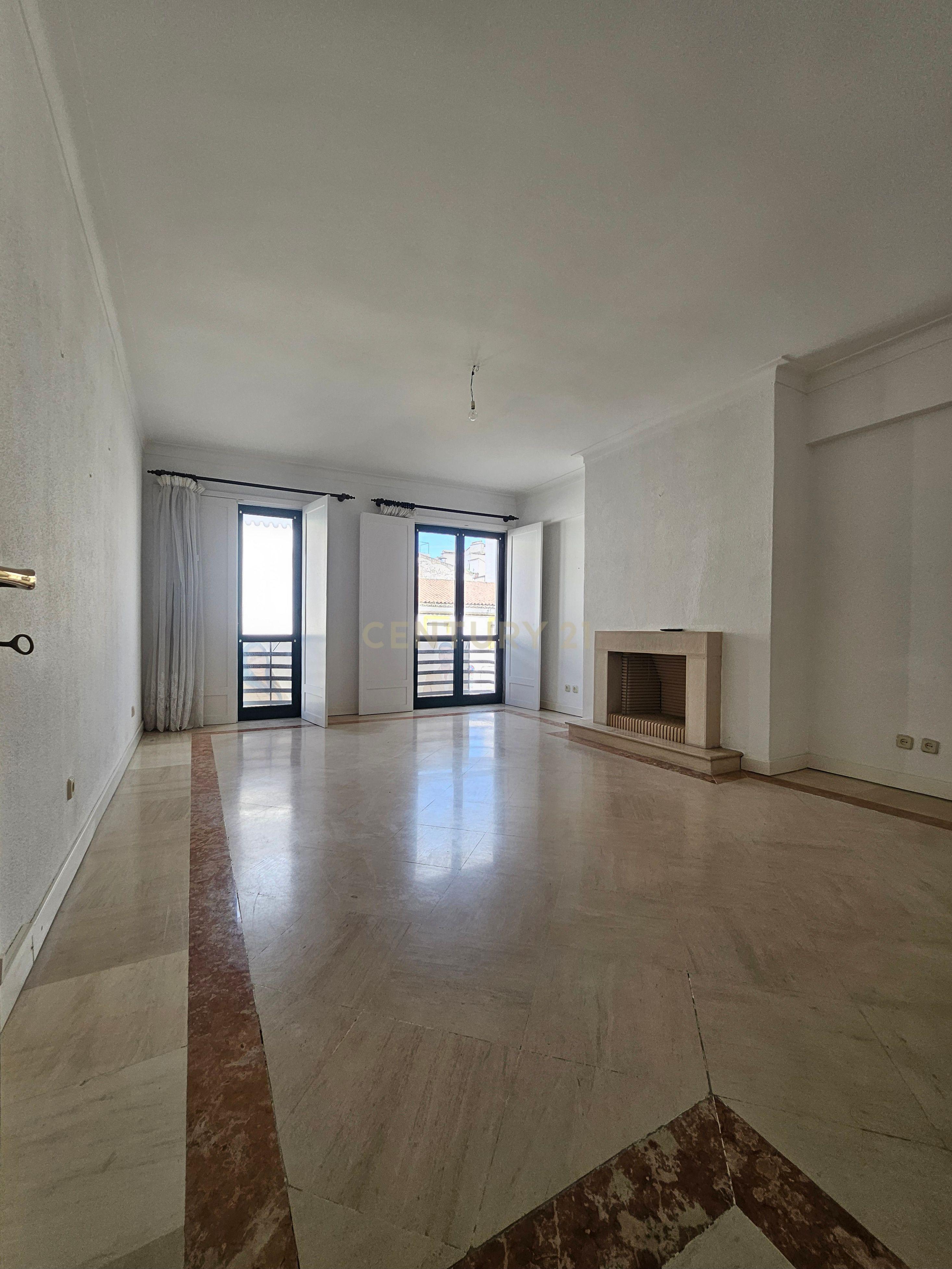 Apartamento T3 com terraço e garagem Condomínio Santa Catarina, Centro Histórico de Évora - Image 7