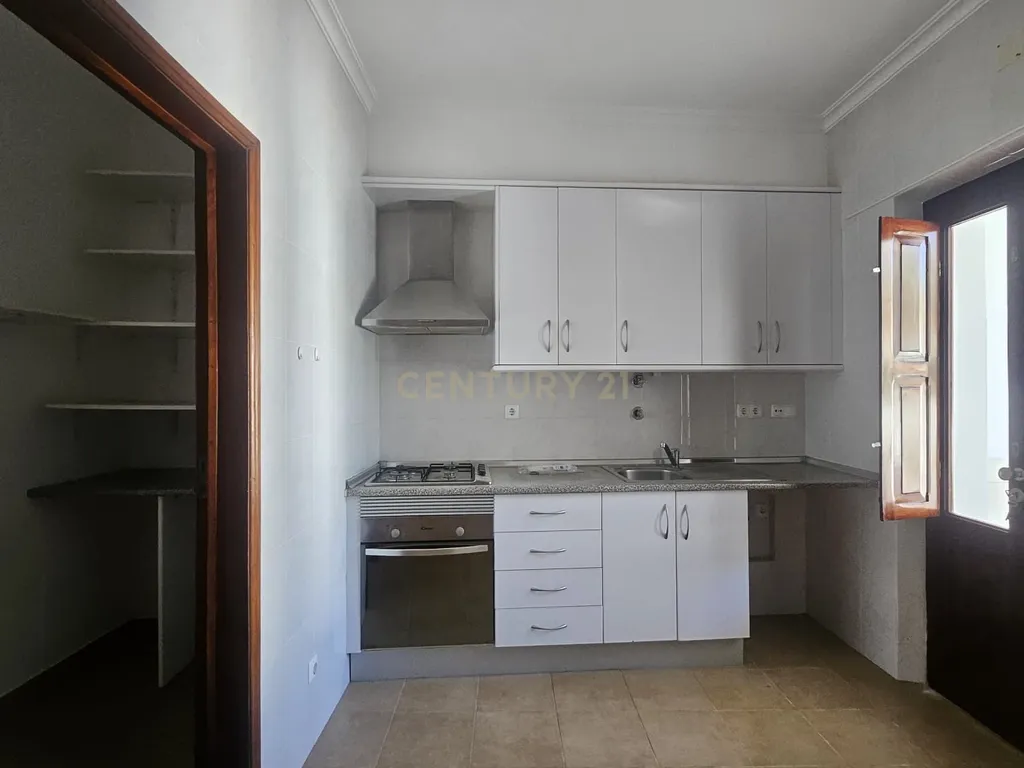 Moradia Bifamiliar T4 com Quintal e Garagem no Bairro das Nogueiras, Évora - Image 27