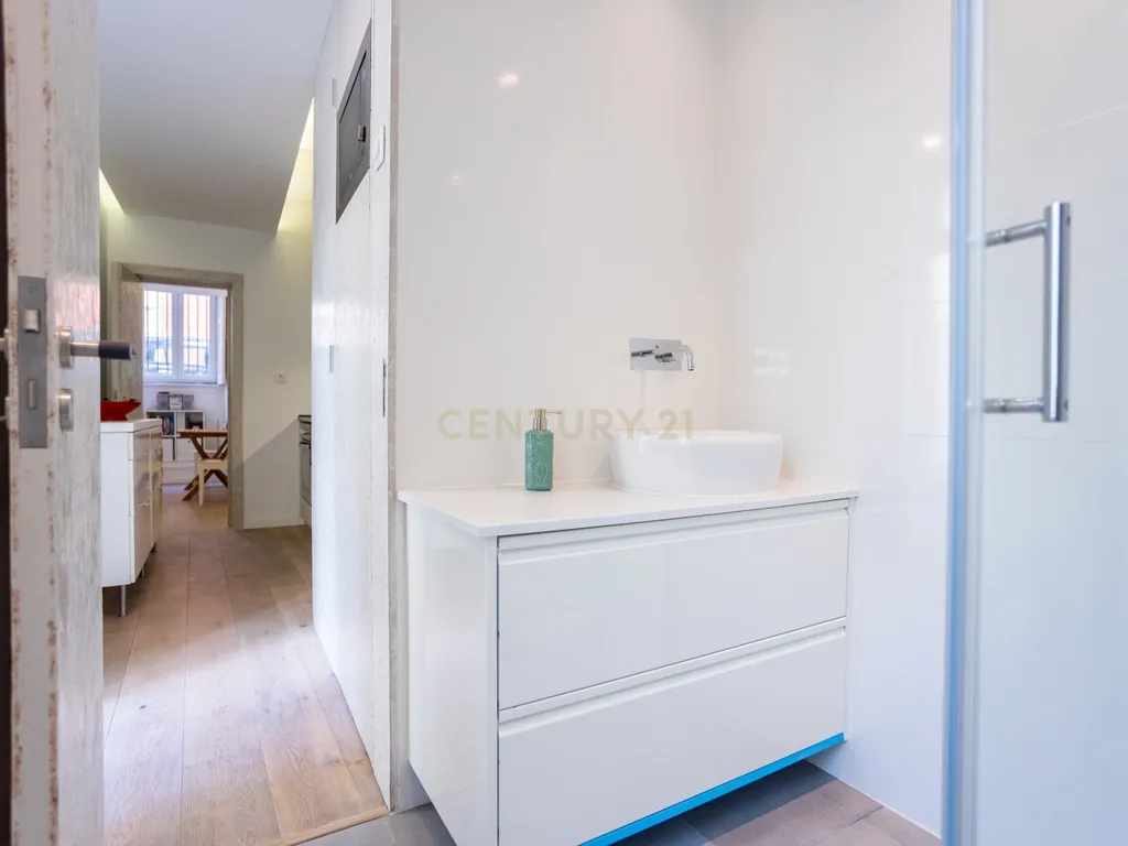 Apartamento T1+1 com logradouro a venda em Campo de Ourique! - Image 8