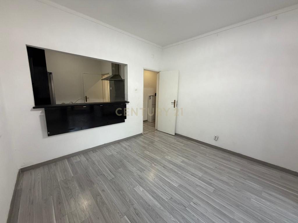 Apartamento T1 + 1 em Quinta da Lomba, Barreiro - Image 1
