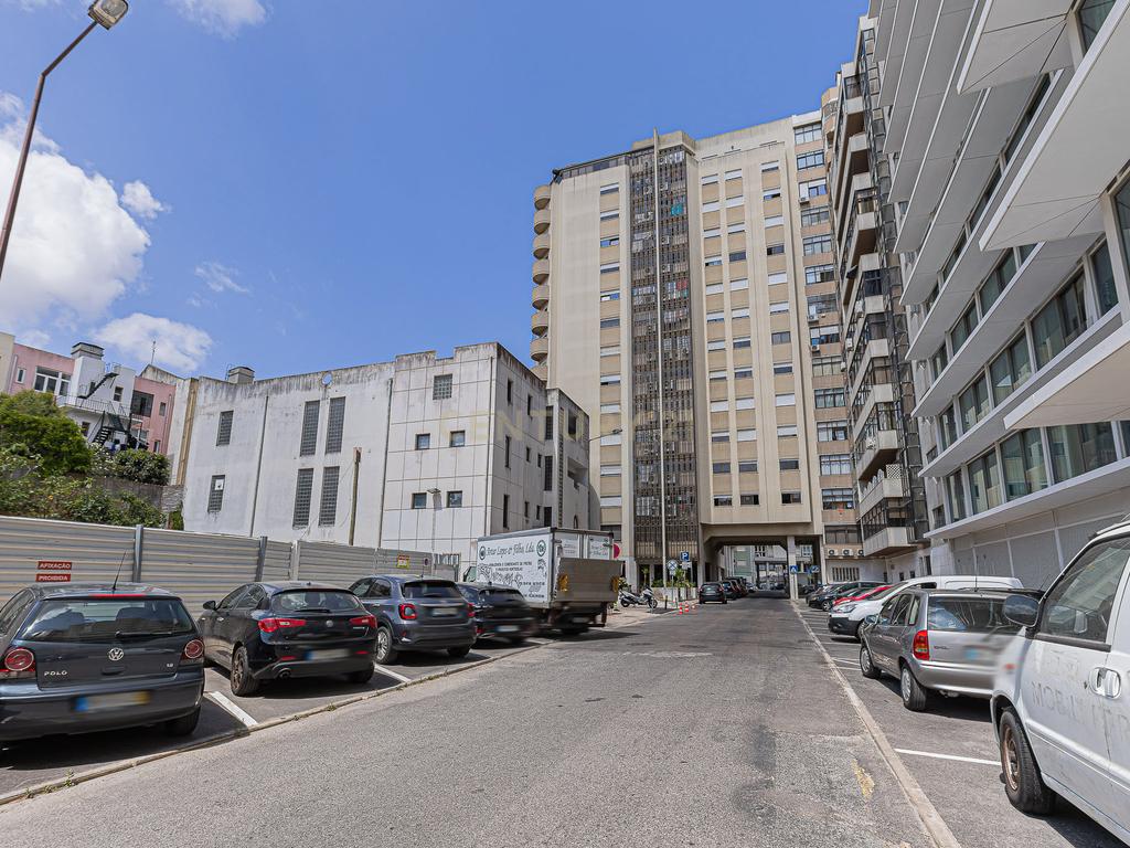 T4 com 180 m² e Garagem Box no Areeiro, Lisboa - Image 11