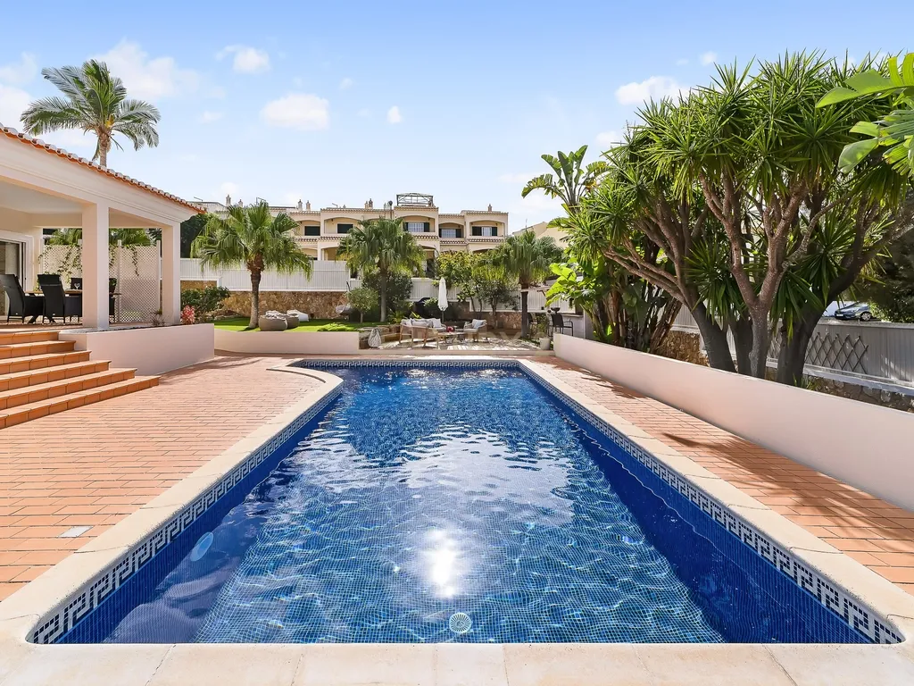 Moradia T4 em Ferragudo, próxima a praias, com Piscina aquecida, Bar e Lounge Exterior - Image 42
