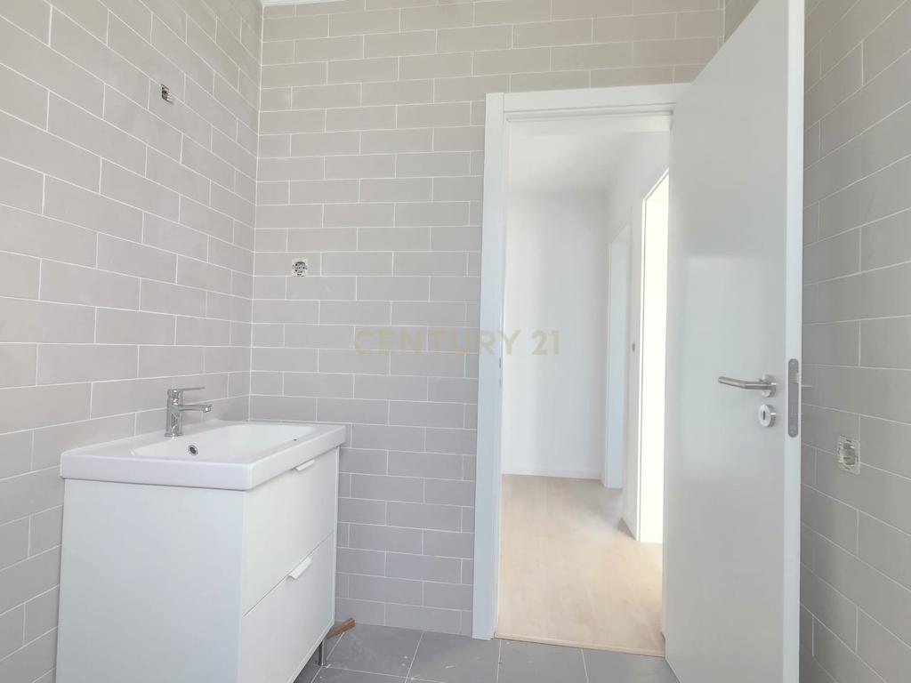 Apartamento T2 remodelado para Arrendamento – Damaia (junto às Portas de Benfica) - Image 12