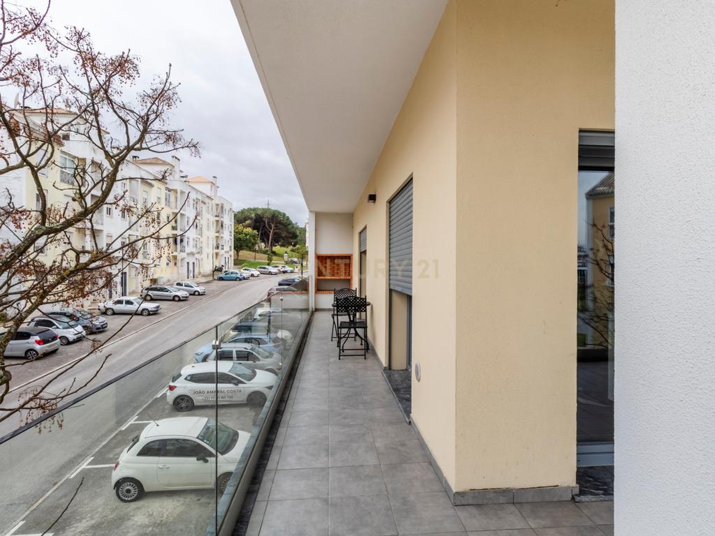 T2 Semi-Novo (2023) | Terraço/Varanda em U de 60 m² | Parqueamento + Arrecadação | Elevador | Quinta da Várzea, Sobreda (Almada) - Image 12