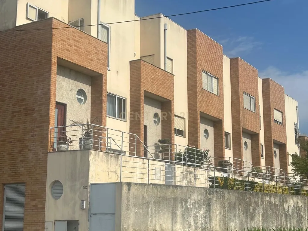 Luxuosa Moradia T3 em Folgosa, Maia - 310m² com Vista Montanha - Image 1