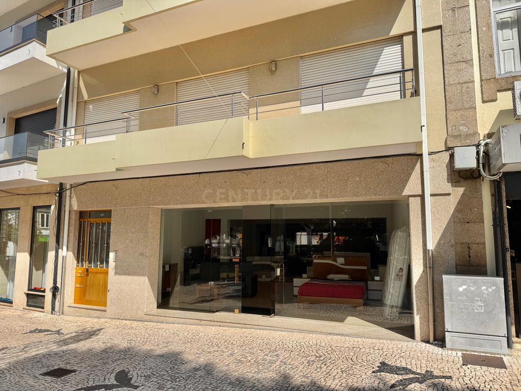Loja com 250m2 no coração da cidade de Santo Tirso  - Image 1