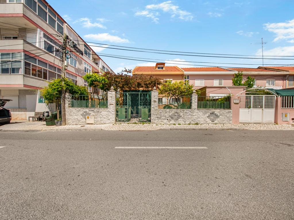 Moradia T4 em Agualva-Cacém (RESERVADO) - Image 1