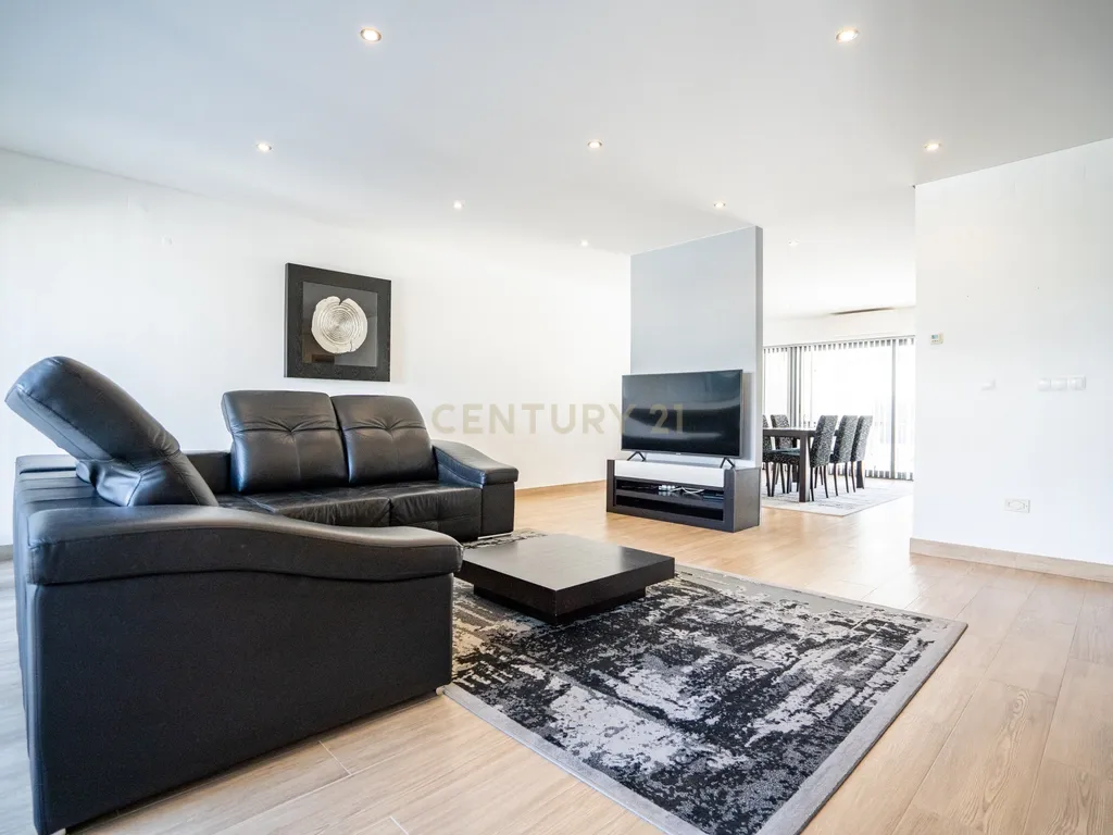 Moradia Contemporânea T4 em Santo António da Charneca - Barreiro - Image 3