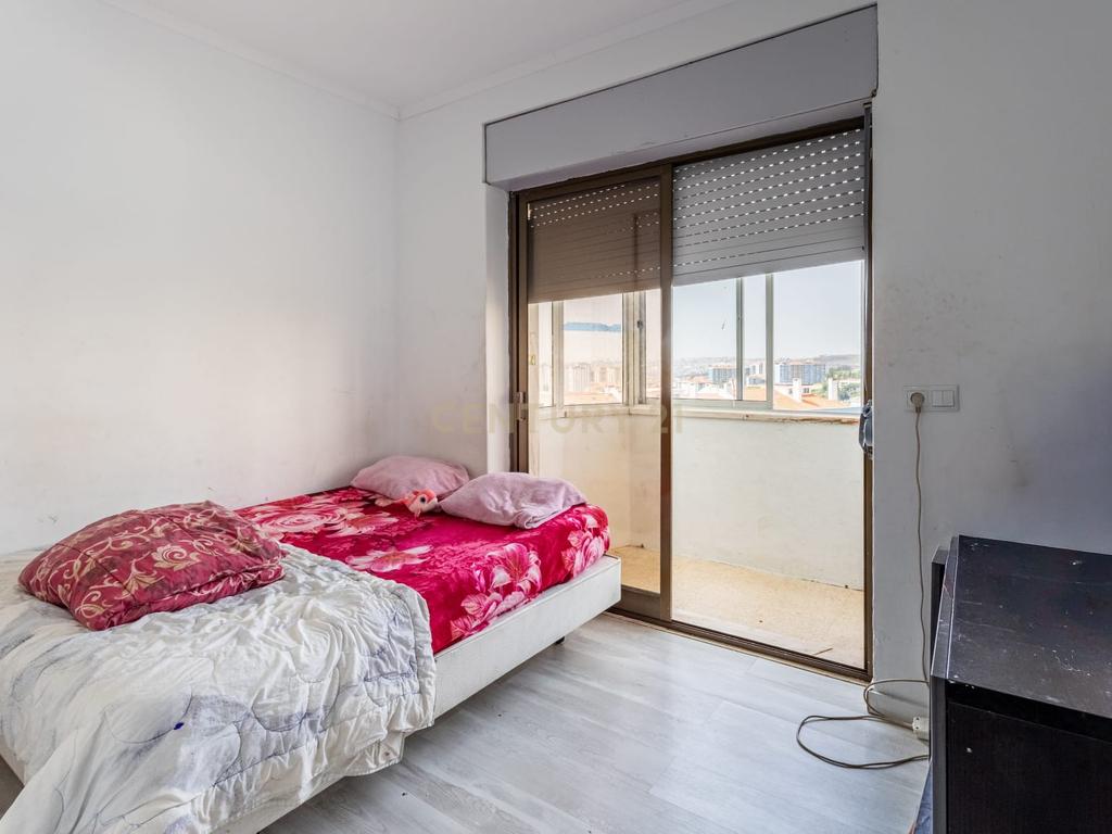 Apartamento T3 na Ramada com 92 m² e vista incrível para Lisboa - Image 4