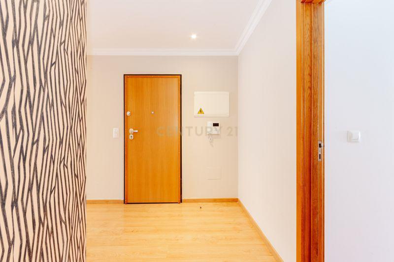 Apartamento T2 em Odivelas com Box e Varanda - Image 17