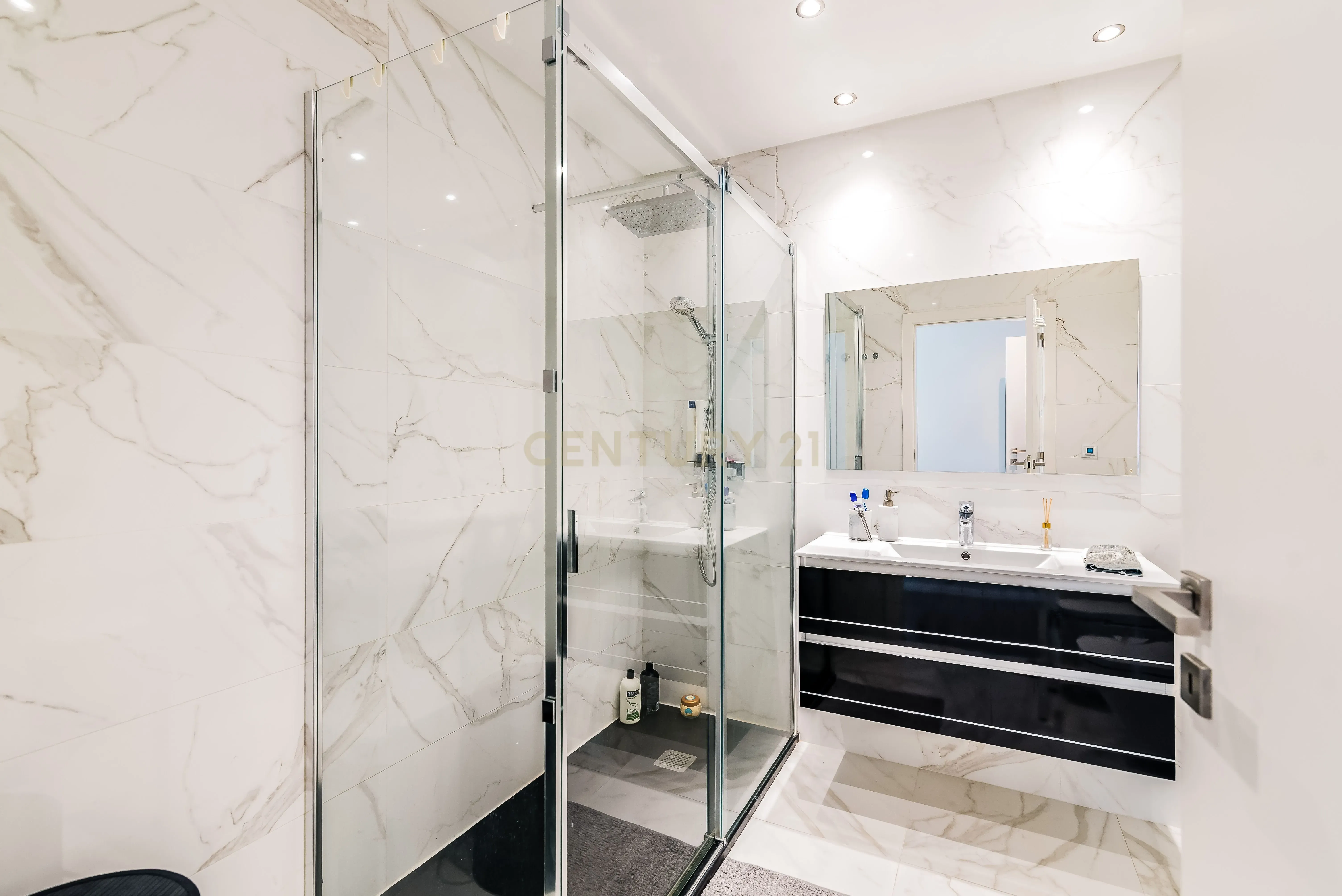 Luxuoso Apartamento T3 em Odivelas com Vista Panorâmica - Image 12