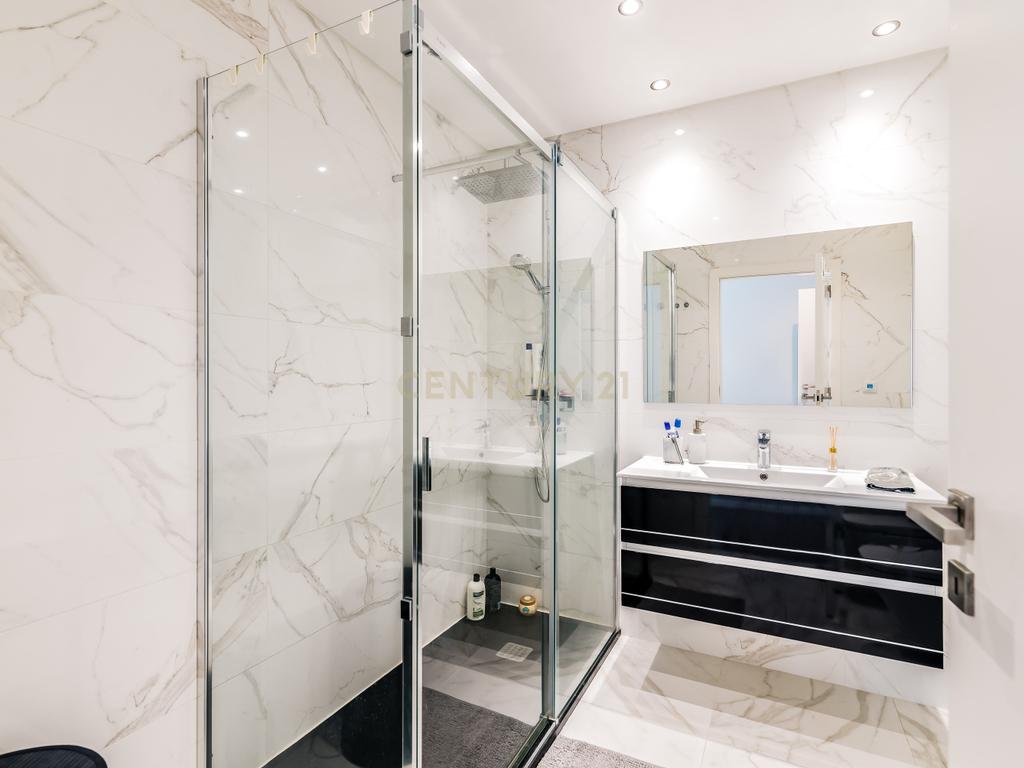 Luxuoso Apartamento T3 em Odivelas com Vista Panorâmica - Image 12
