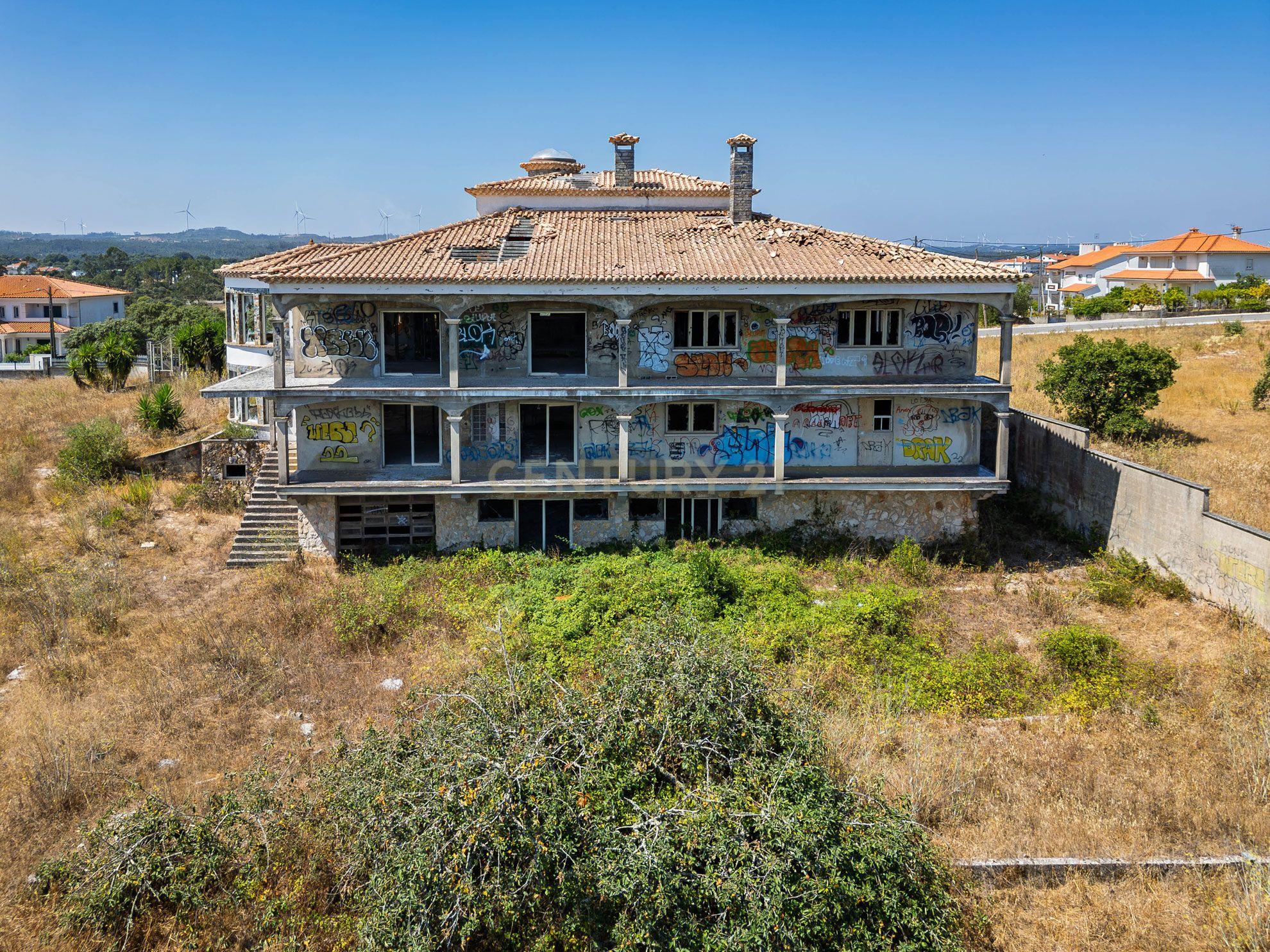 Fotografia 9 de Terreno com área  5.359m2  tendo uma construção inacabada e elevado potencial construtivo em Fátima