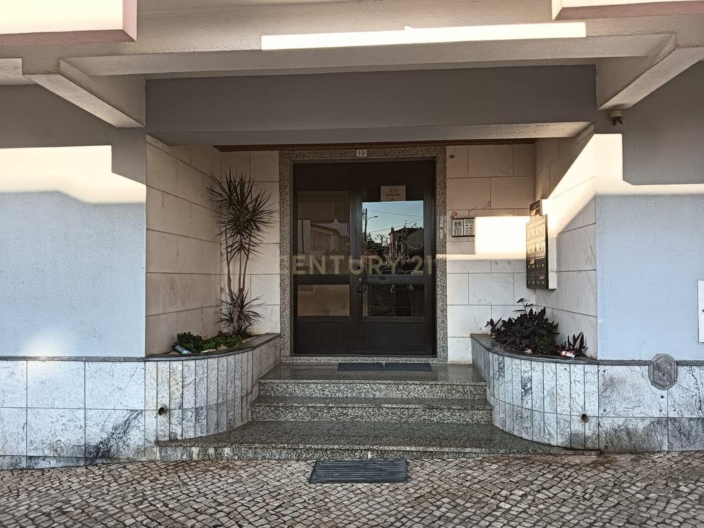 T3 com Suite/Garagem e Arrecadação - Vialonga - Image 3