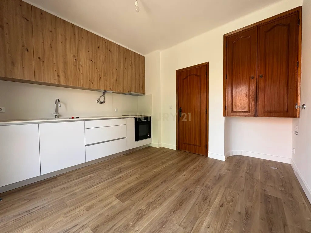 T2 remodelado com garagem em Cascais - Image 1