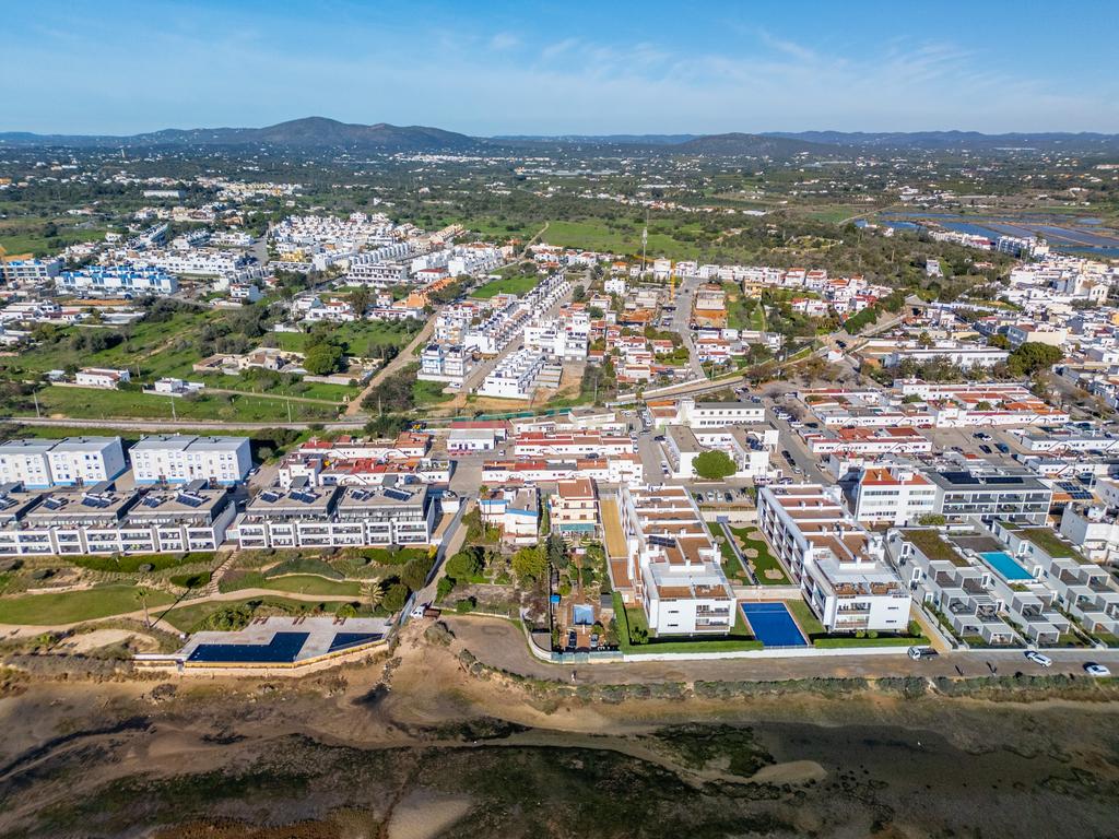Terreno Urbano na 1.ª Linha da Ria Formosa com Projecto em Aprovação – Fuseta - Image 2