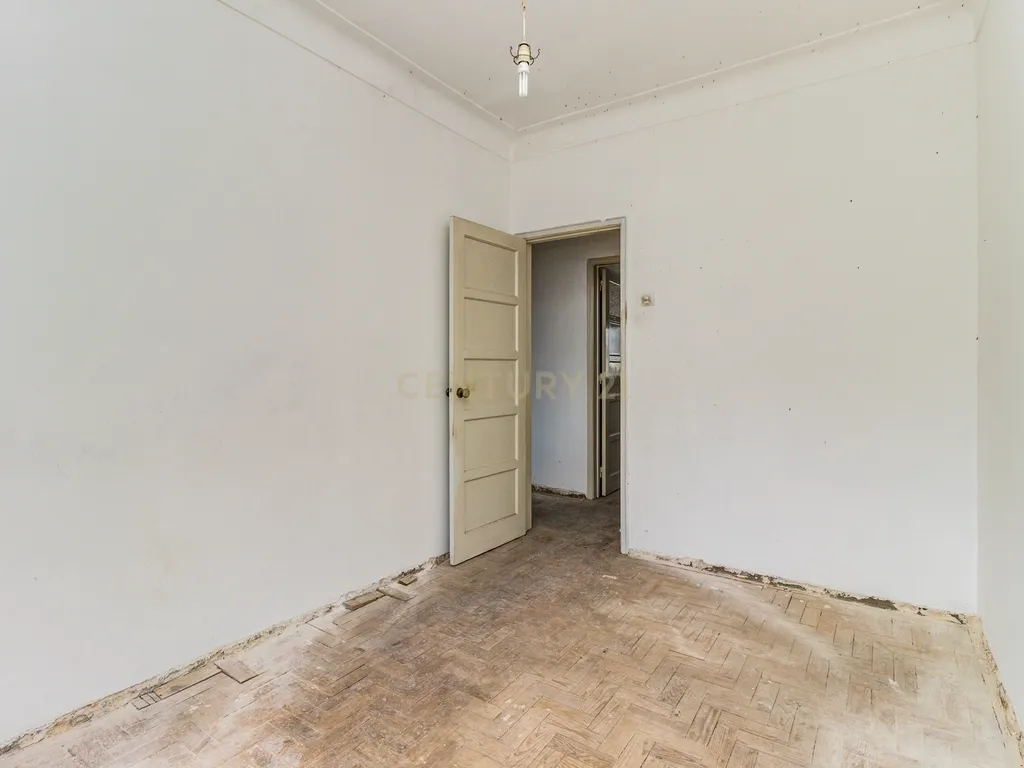 Apartamento T2 em Remodelação - Portela de Sintra - Image 17