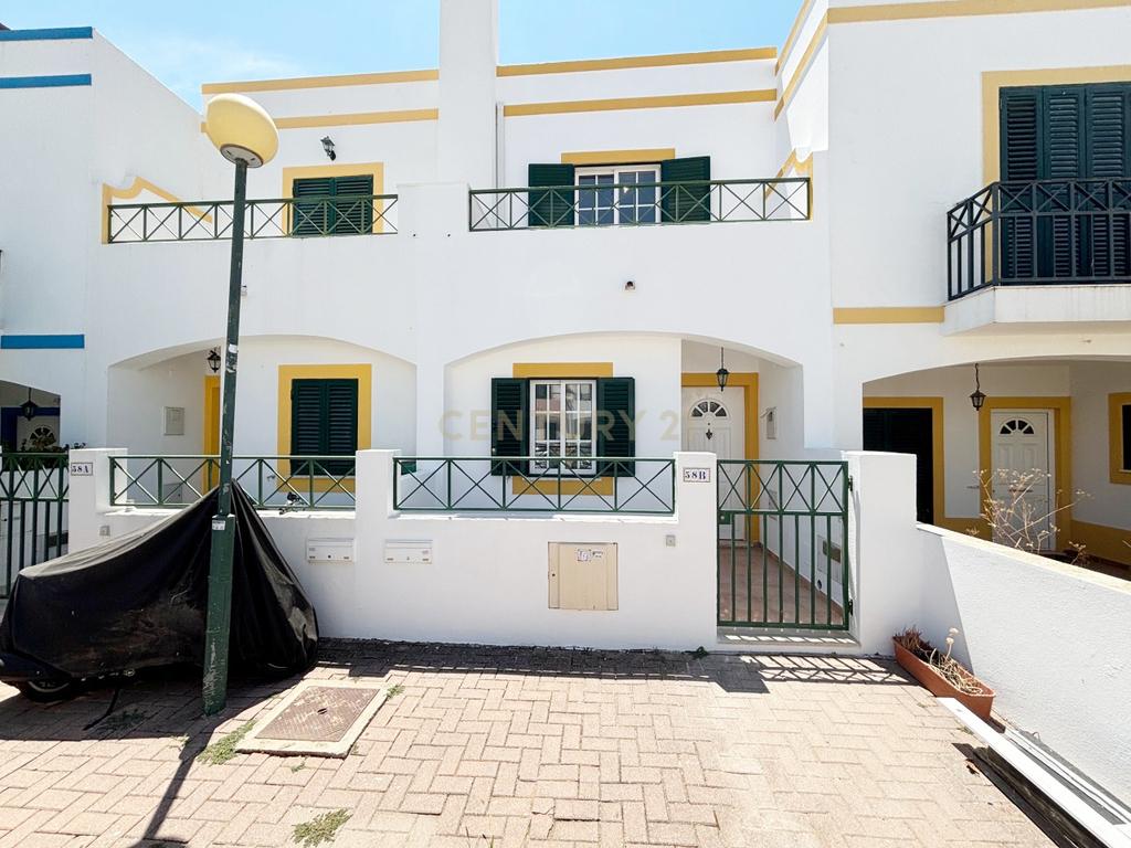 Moradia T2+1 em banda, situada na Urbanização do Mato Santo Espírito, em Tavira, totalmente remodelada e pronta a estrear. - Image 1