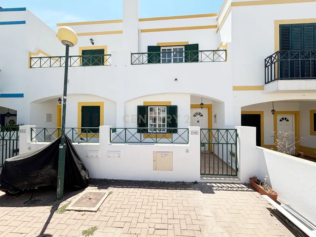 Moradia T2+1 em banda, situada na Urbanização do Mato Santo Espírito, em Tavira, totalmente remodelada e pronta a estrear. - Image 1