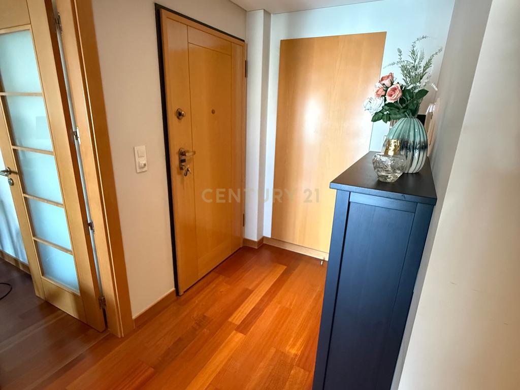 Apartamento T2 Moderno em Odivelas com Vista para a Cidade - Image 2