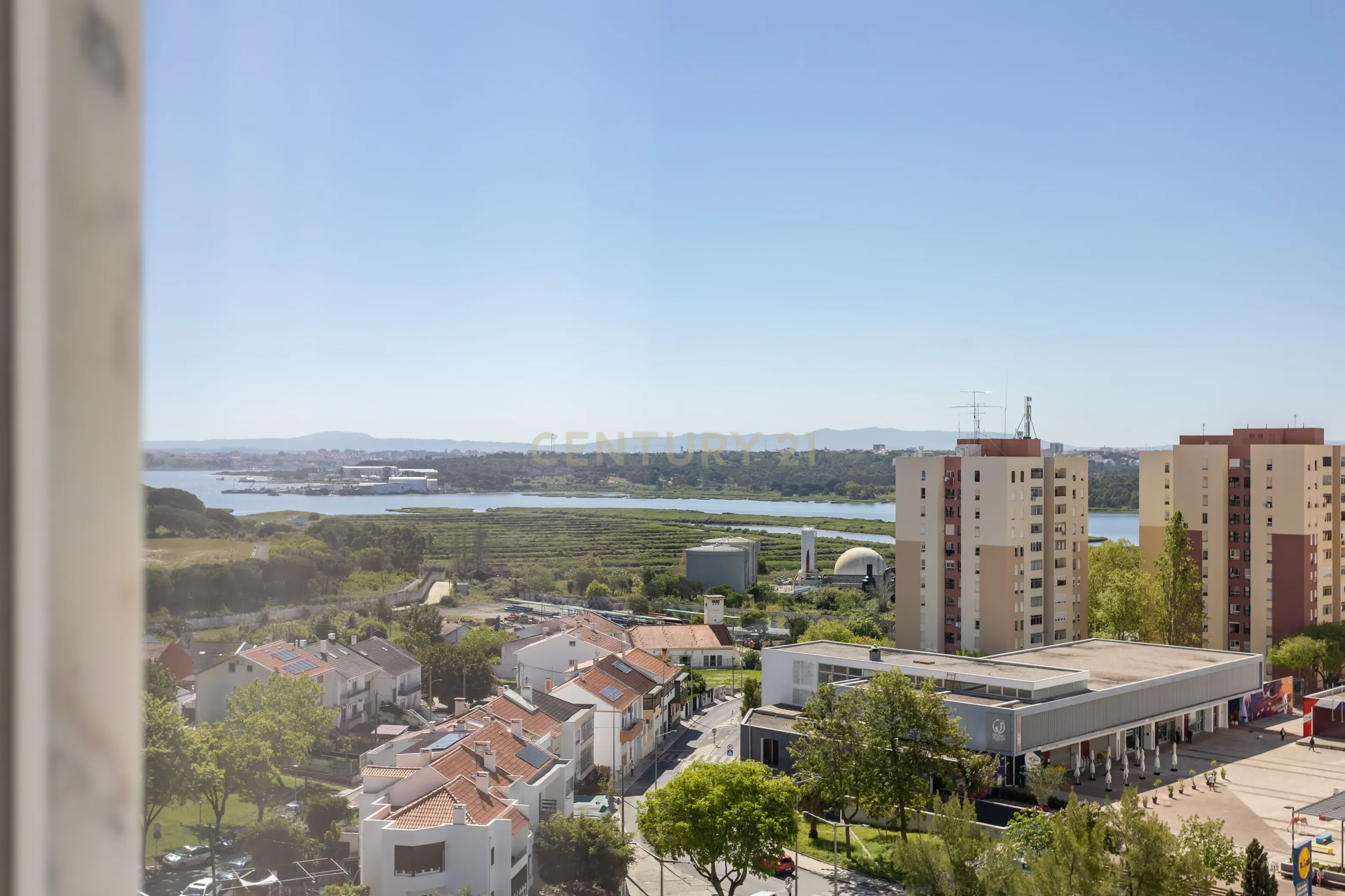 Fantástico T3 totalmente remodelado à venda em Corroios - Miratejo - Image 5