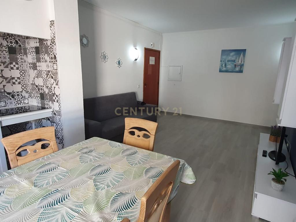 NÃO PERCA ESTA GRANDE OPORTUNIDADE! FANTÁSTICO APARTAMENTO T1 ESPAÇOSO TOTALMENTE REMODELADO EM CONDOMINIO FECHADO COM AMPLA VARANDA, PISCINA, RECEPÇÃO E SEGURANÇA 24H A PASSOS DA PRAIA! - Image 3