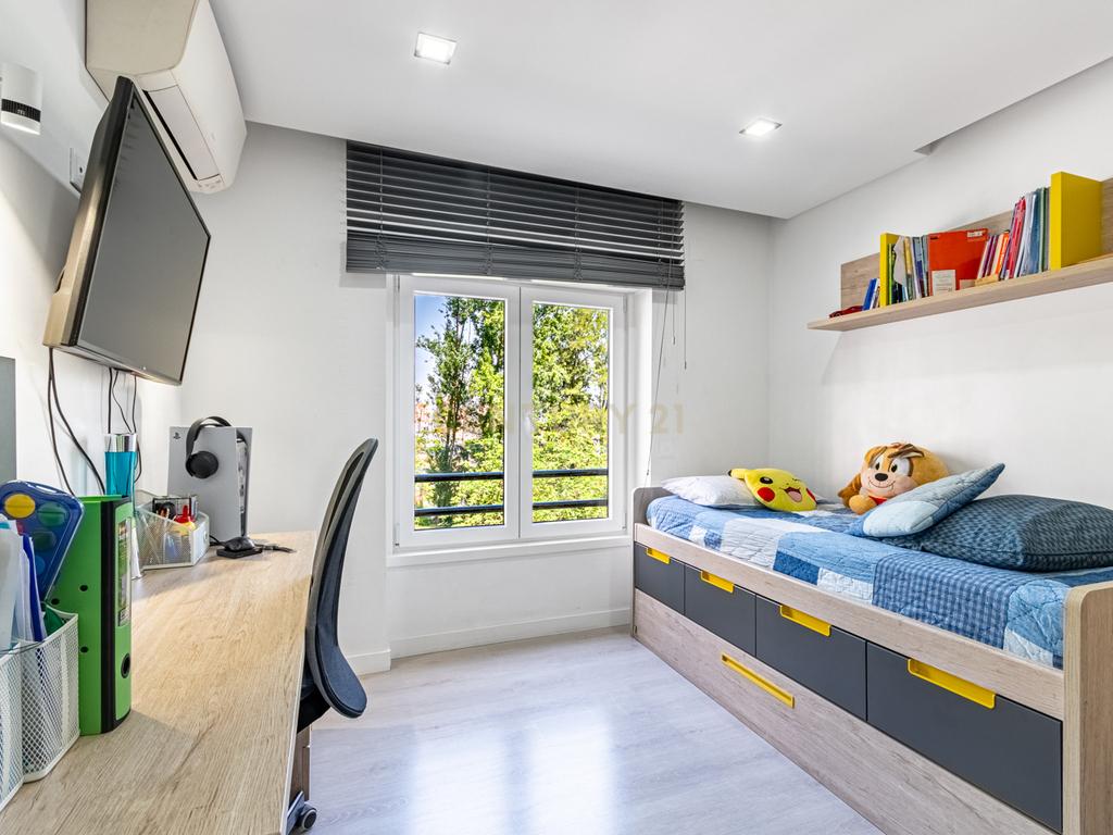 Apartamento T4 convertido em T3 com Closet e Box, Jardim da Radial - Image 9