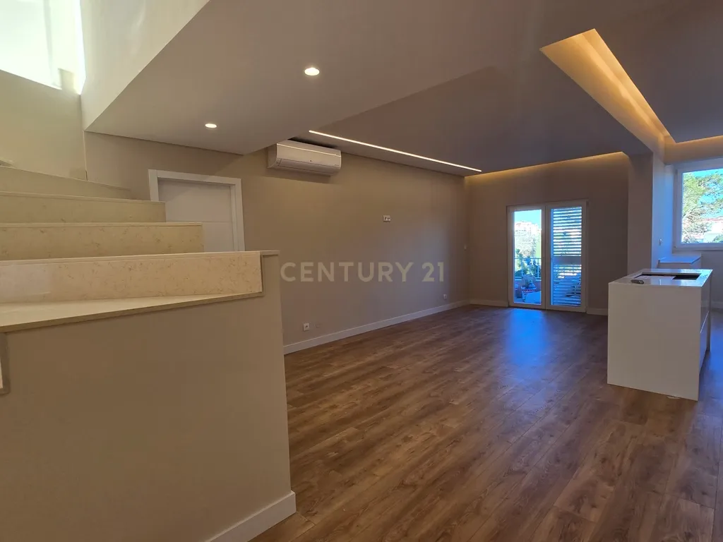 Luxuosa Penthouse Duplex T4+1 na Costa da Guia, em Cascais, com Vista Mar - Image 13