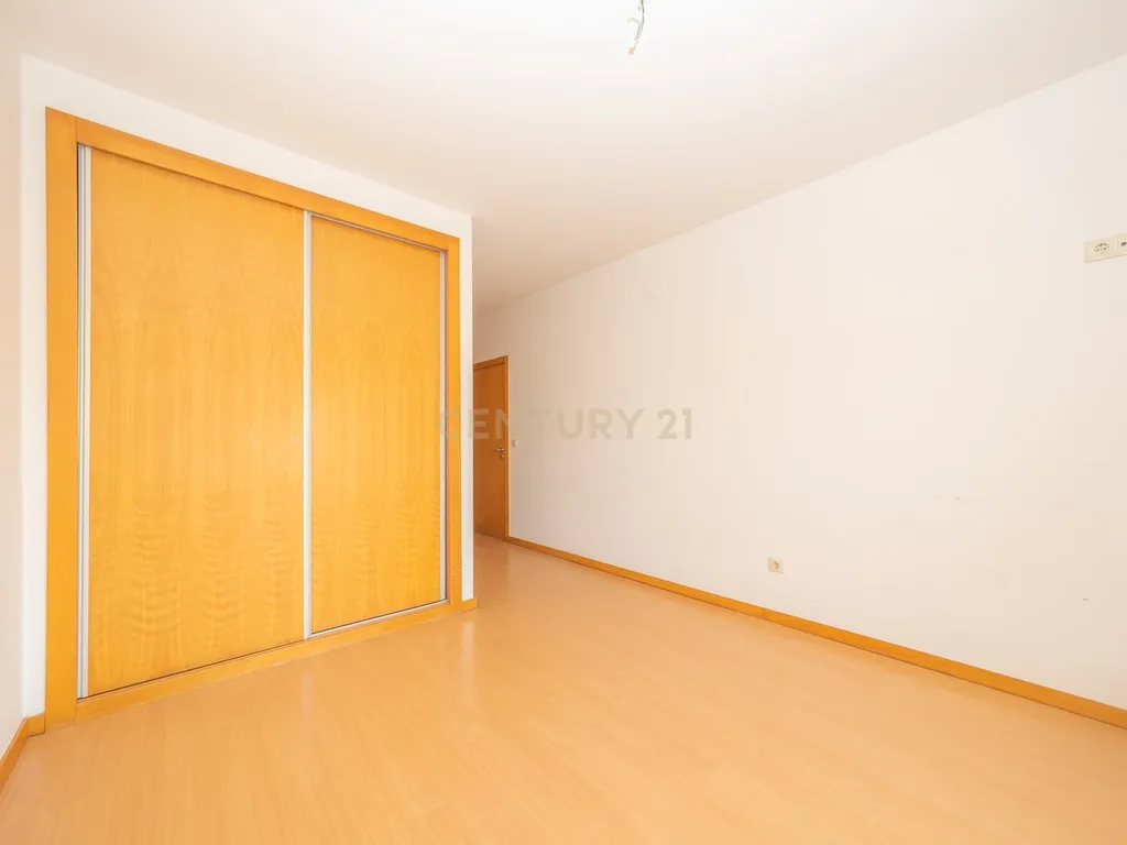Apartamento T3 com Duas Varandas e Dois Lugares de Estacionamento, na Vila Serena, Pinhal Novo - Image 29