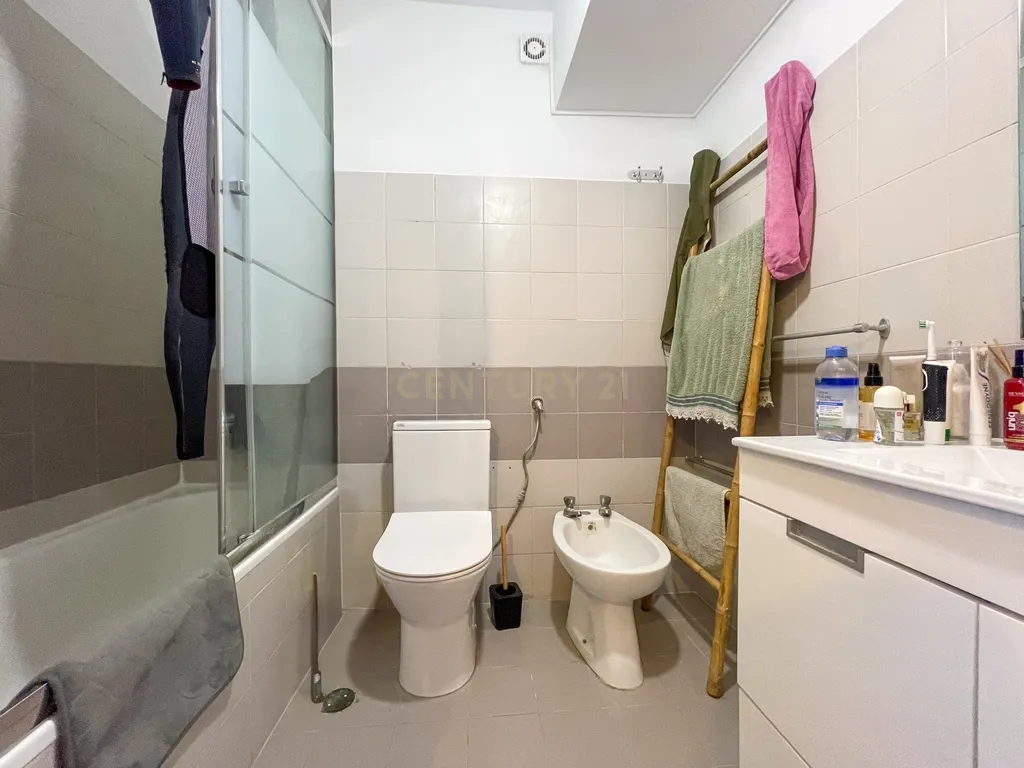 Apartamento T2 com Excelente Localização no Monte de Caparica - Image 11