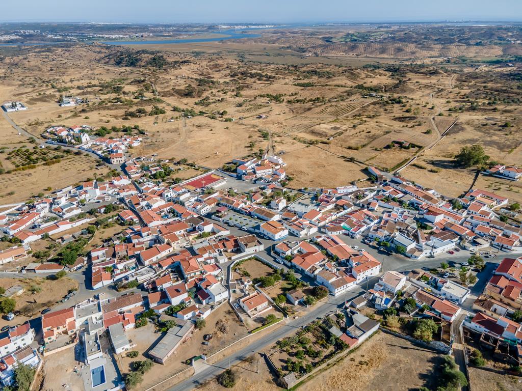 Armazém com Quintal Murado em Terreno Urbano de 632m² - Image 1
