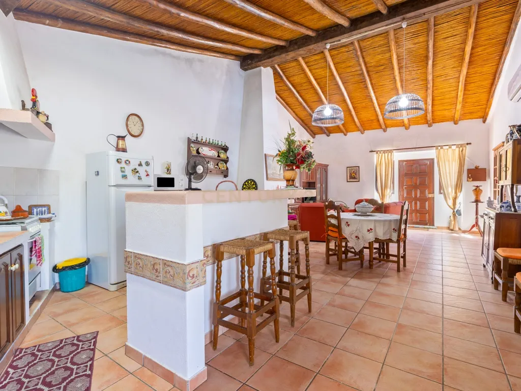 Encantadora Moradia com 7 Divisões em Parragil Loulé com Vista Campestre - Image 12