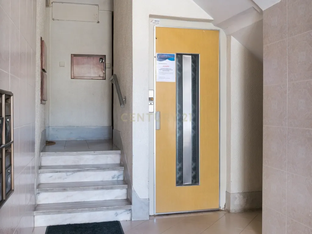 Apartamento T1 - totalmente remodelado - Elevador- S. António Caparica - Image 13