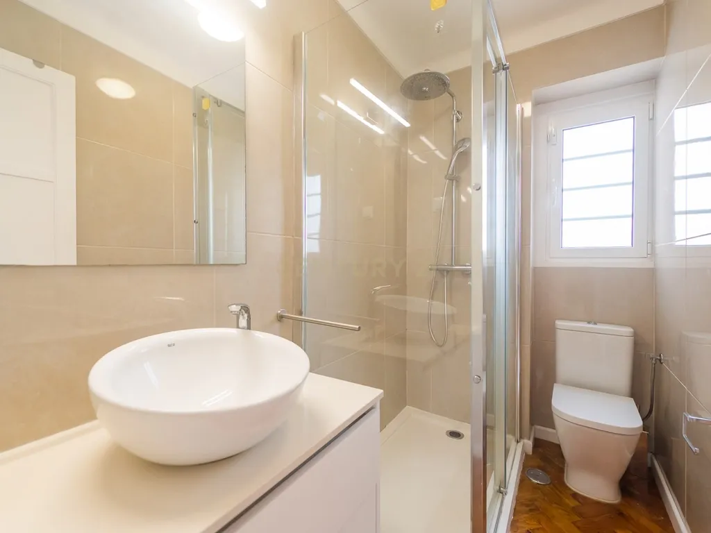 Moradia T3 + 1 Renovada com Jardim e Piscina em Penha de França, Lisboa - Image 70