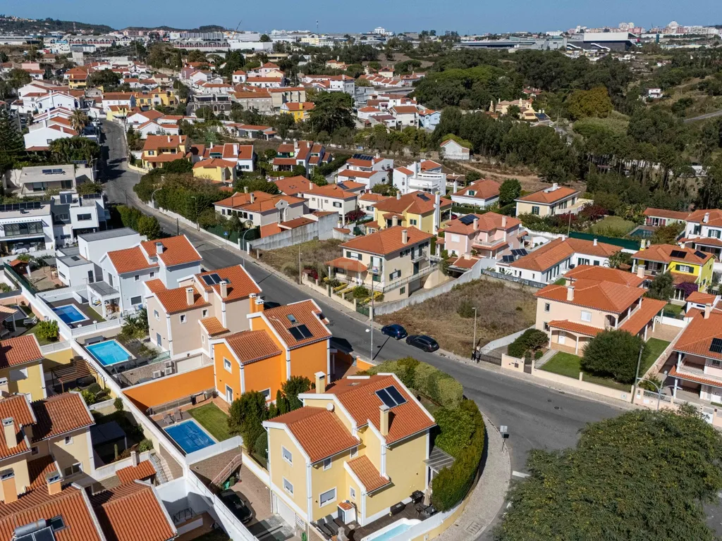 Moradia Independente T4+1 com Piscina, 321 m² de Construção e Garagem para 5 Viaturas | Albarraque, Rio de Mouro - Image 58