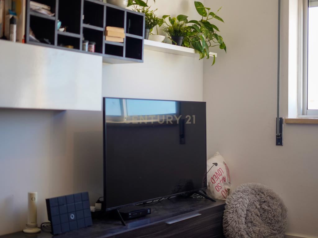 Apartamento T2 com Excelente Localização no Monte de Caparica - Image 3