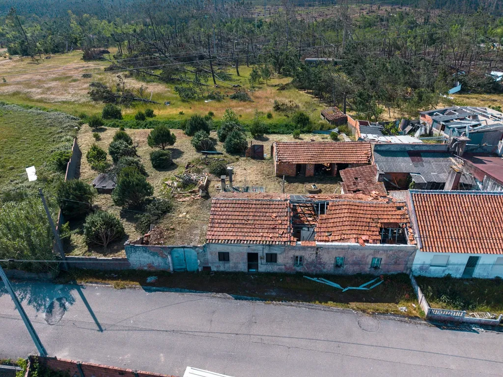 Moradia T7 com Enorme Potencial em Lote Total de 5.611 m² - Image 1