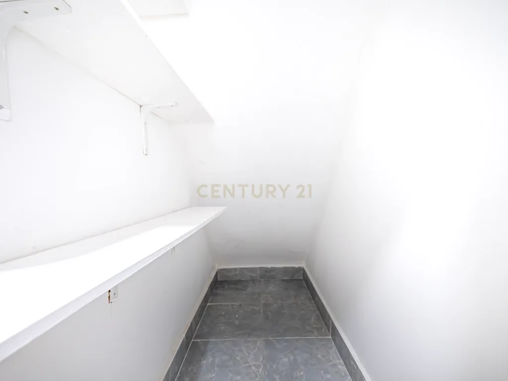 Apartamento T2 para Arrendamento – Rua São João da Mata, Lisboa - Image 3