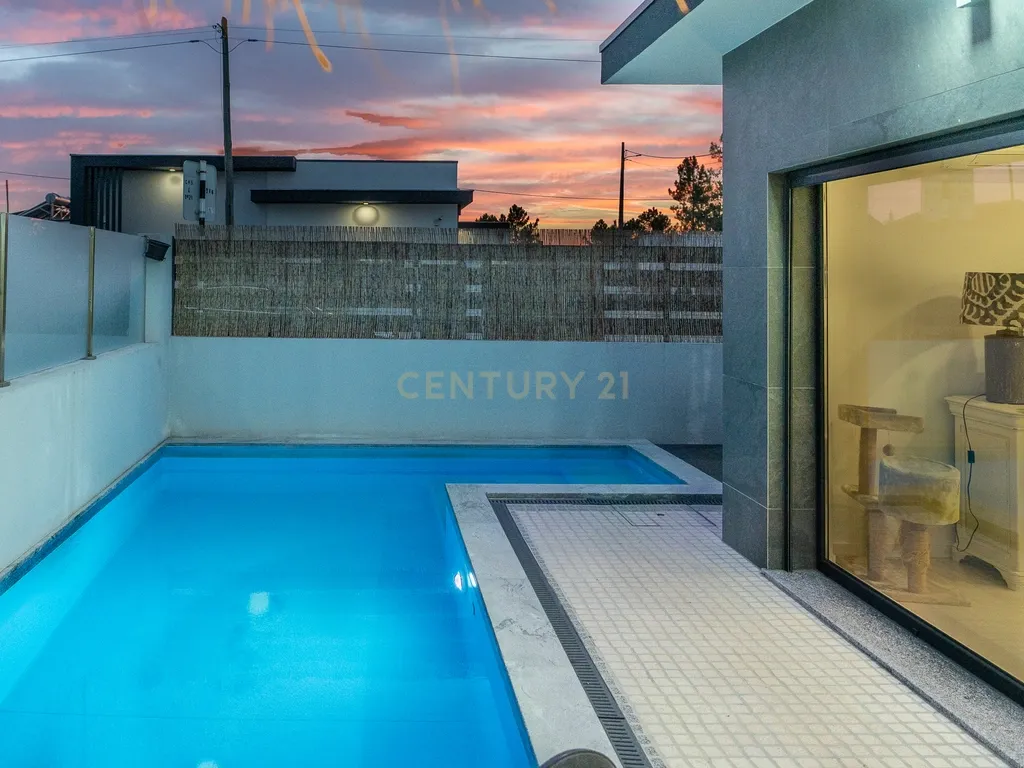 Moradia T3+1 Térrea de gaveto com Piscina, Domótica e Espaço Exterior | Fernão Ferro - Image 40