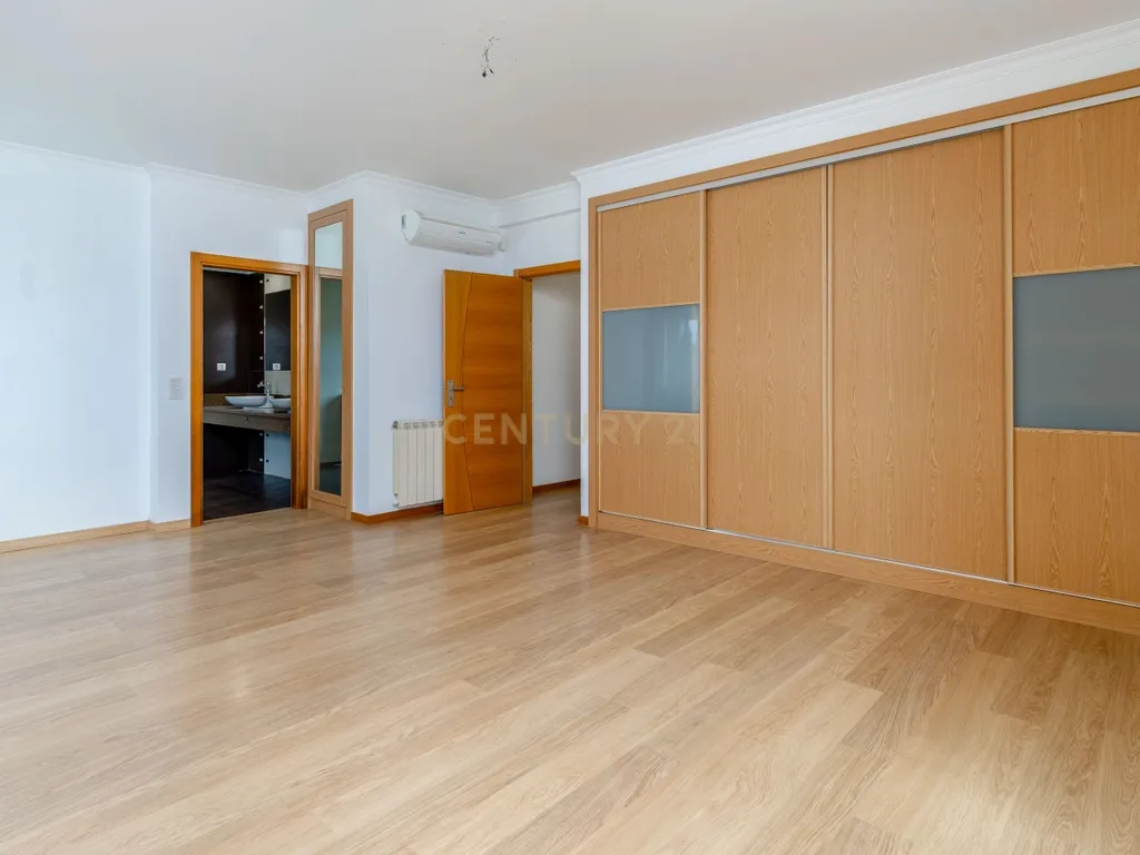 Moradia T4 com Piscina | 426 m² de Construção e Lote de 1.000 m² | Arruda dos Vinhos - Image 28
