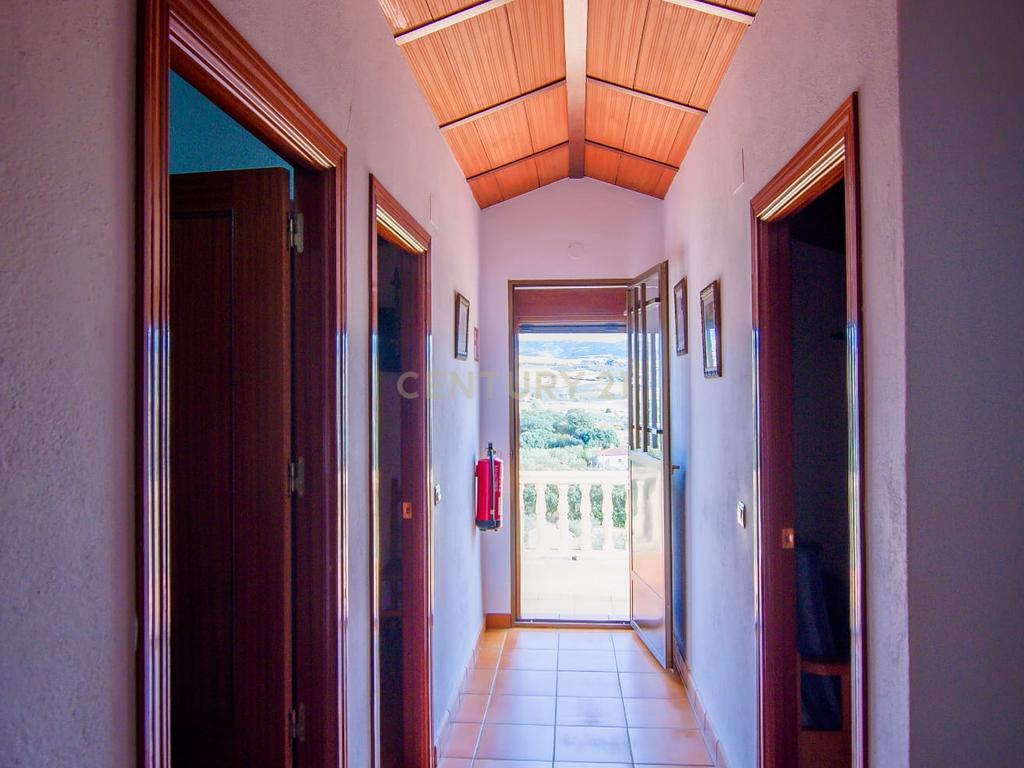 Uma propriedade rural rodeada pela natureza com uma casa de dois andares, piscina privada vedada e terraço para banhos de sol, licença turística, um olival produtivo, instalações para animais adaptáveis ​​e acesso pavimentado a apenas 10 minutos de Ronda. - Image 21