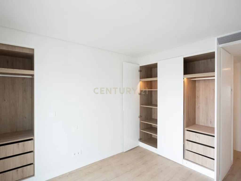 Apartamento T4 duplex com 3 estacionamentos e piscina privativa - Areeiro - Image 4