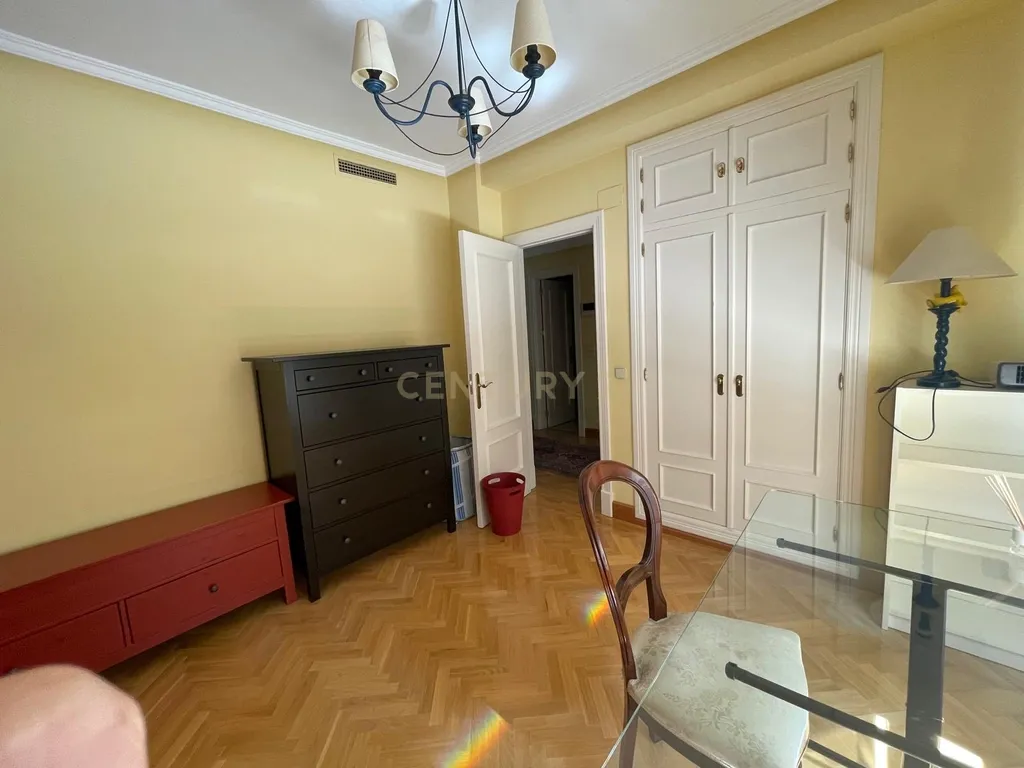 Luxuosa Moradia Renovada em Madrid com Vista para a Cidade - Image 98