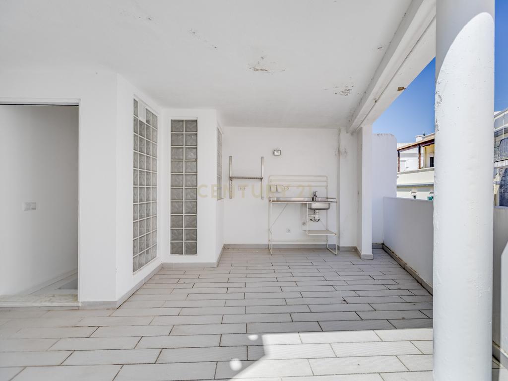 MORADIA T2 NA BAIXA DE OLHÃO C/ 2 PISCINAS - Image 11