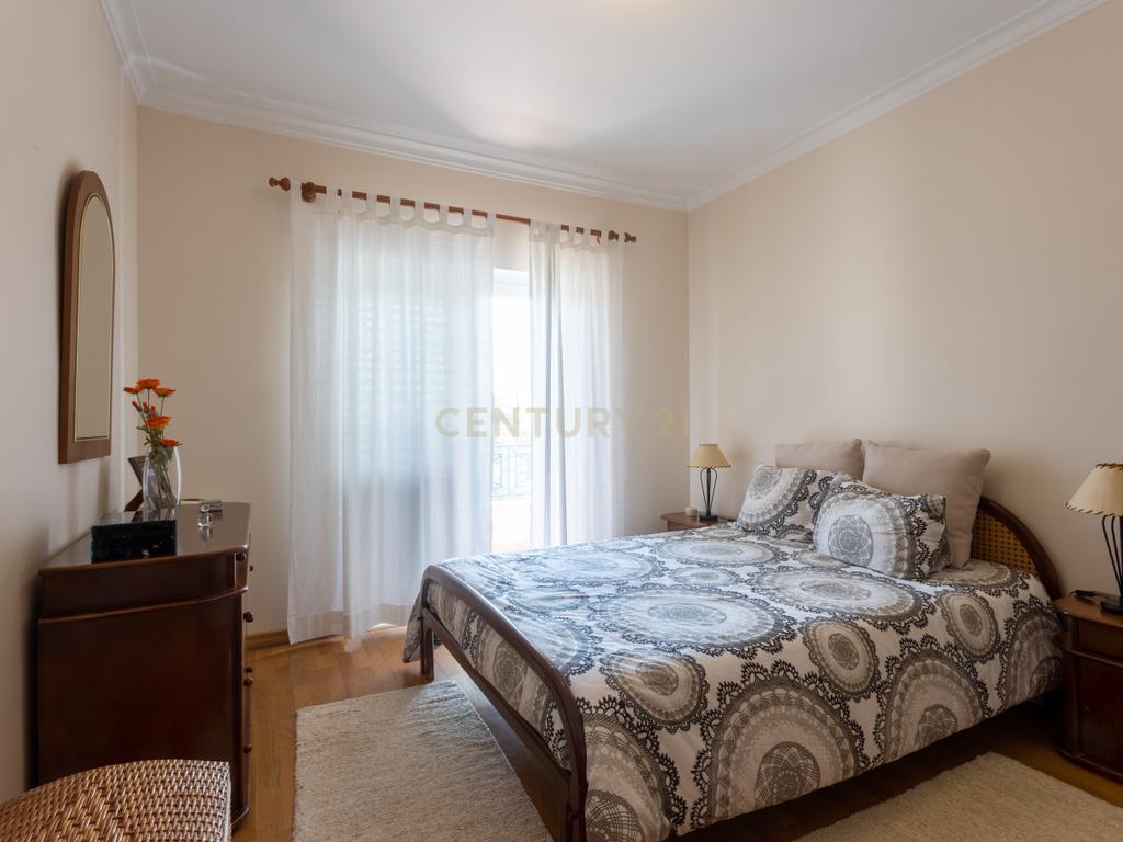 Moradia T5 com Piscina em Localização Central e Tranquila na Aroeira - Image 25