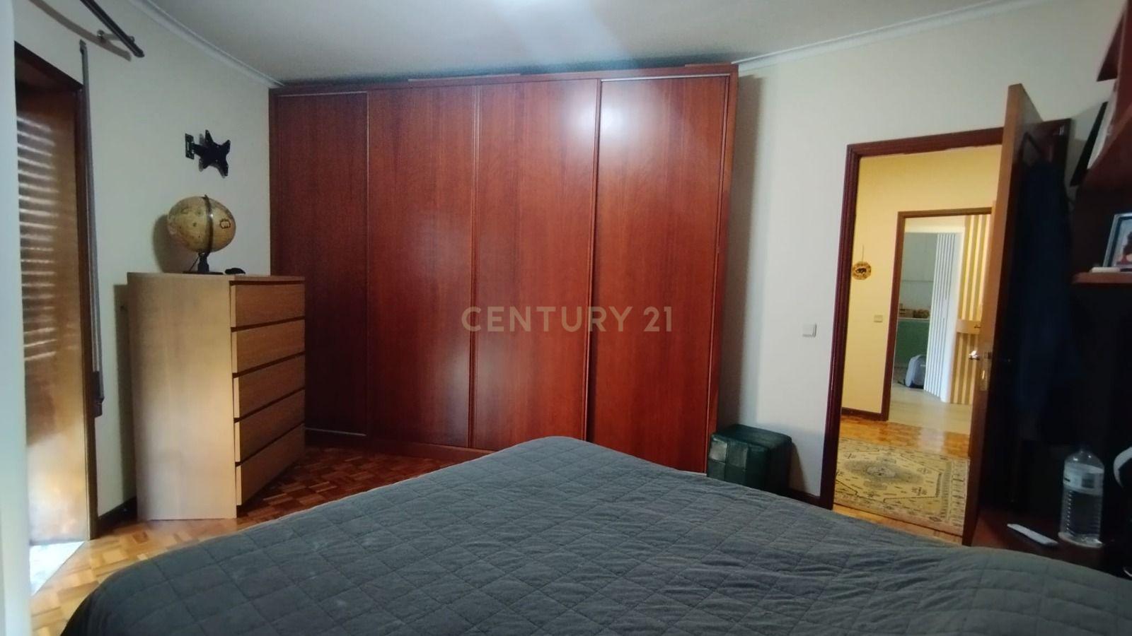 Fotografia 12 de Apartamento T3 em muito bom estado com box, Valbom