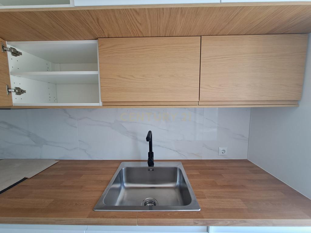 T2 Totalmente Remodelado em Almada | Luminosidade, Conforto e Localização Privilegiada - Image 7